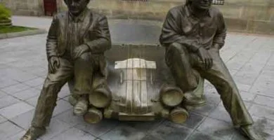 Estatua de Estanislao Revert y Antonio Coleman sobre el Alpinche, Ourense.